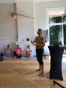 BalanSanté erkende Mindfulness Yin Yoga opleiding Merel   gerrits psycholoog relatie therapie opleiding