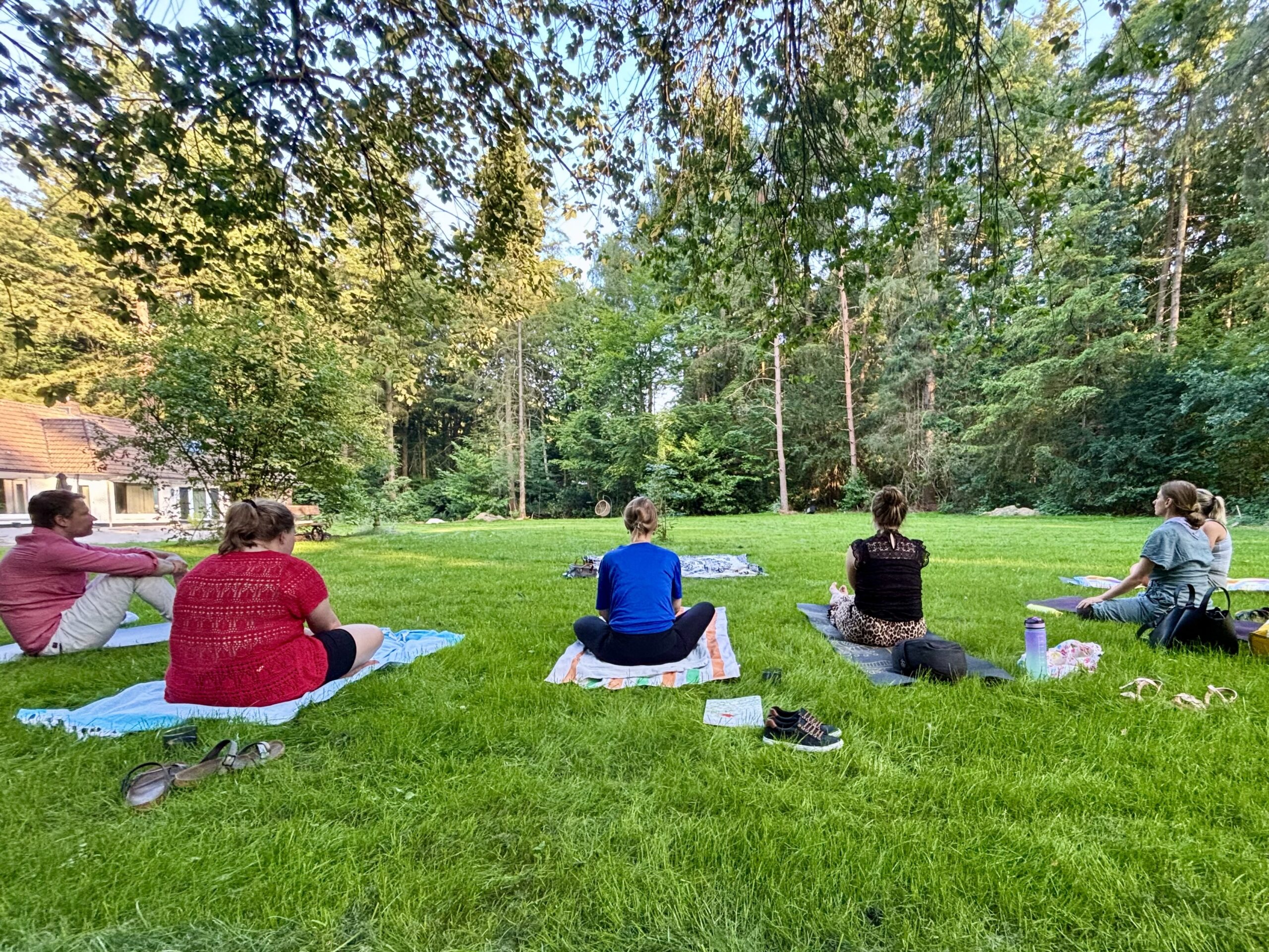 balansante mindfulness meditatie ervaar rust in de bostuin